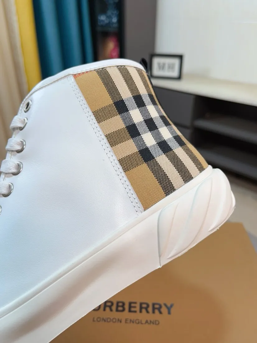 Men's shoes💰440🌹🌹"burberry" Burberry high-top original brand imported from Italy, selected cowhide with electric embroidered logo➕Genuine leather, breathable and comfortable (refuses to discolor and grind feet) Sole: non-slip rubber outsole, original quality, super comfortable Korean style shoes🏃 Men's shoe size: 38-44,